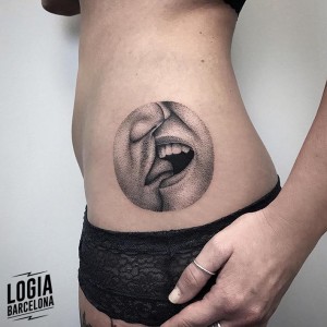 tatuaje_beso_lengua_costado_logia_barcelona_mace_cosmos   